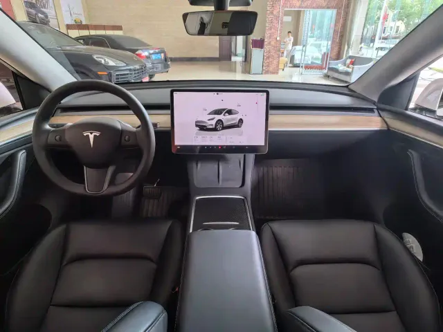 Tesla Model Y — Фото автомобиля 4