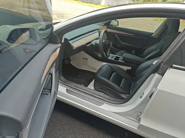 Tesla Model 3 — Фото автомобиля 15