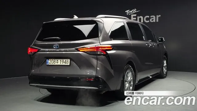 Toyota Sienna — Фото автомобиля 2