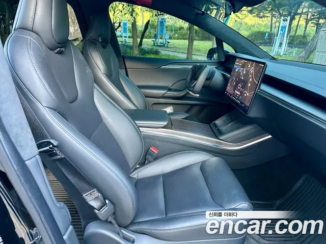 Tesla Model X — Фото автомобиля 11