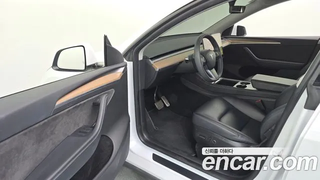 Tesla Model Y — Фото автомобиля 15