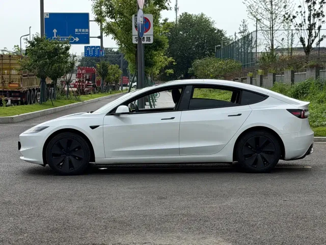 Tesla Model 3 — Фото автомобиля 11