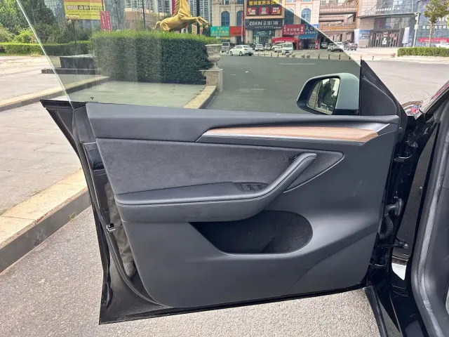 Tesla Model Y — Фото автомобиля 4