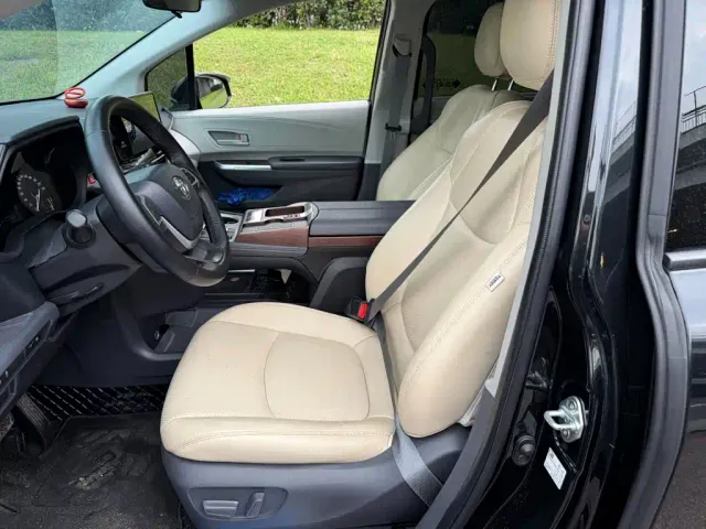 Toyota Sienna — Фото автомобиля 8