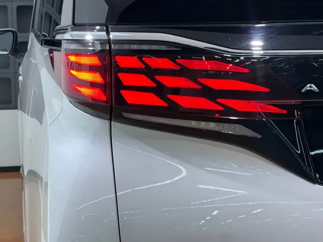 Toyota Alphard — Фото автомобиля 9