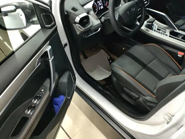 Geely Binyue — Фото автомобиля 15