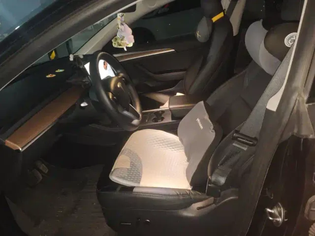 Tesla Model 3 — Фото автомобиля 9
