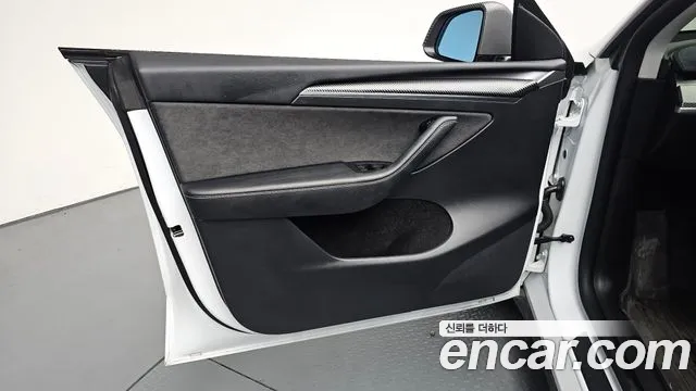 Tesla Model Y — Фото автомобиля 23