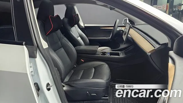 Tesla Model Y — Фото автомобиля 16