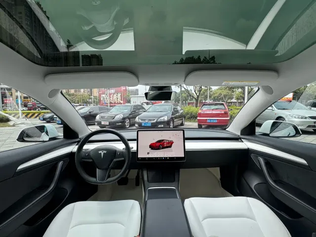 Tesla Model 3 — Фото автомобиля 17