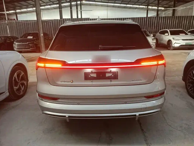 Audi e-tron — Фото автомобиля 5