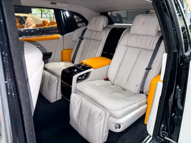 Rolls-Royce Phantom — Фото автомобиля 21