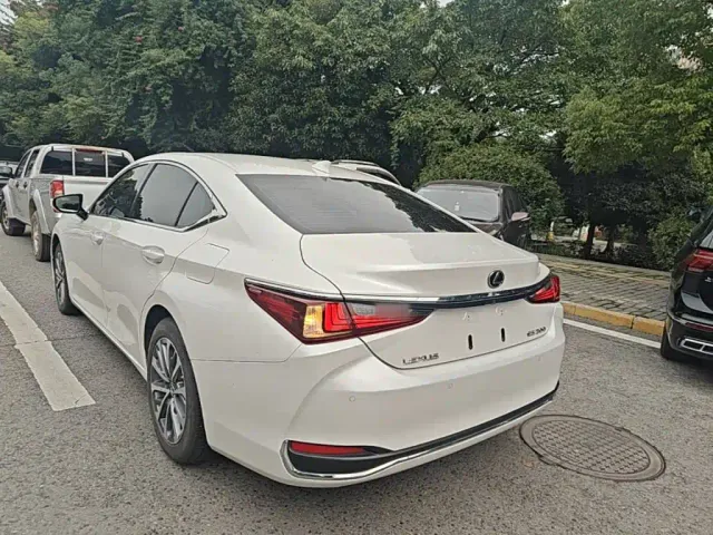 Lexus ES — Фото автомобиля 4