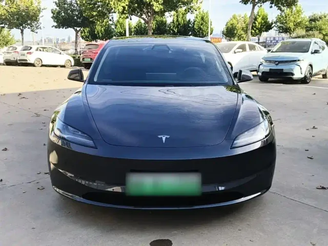 Tesla Model 3 — Фото автомобиля 2