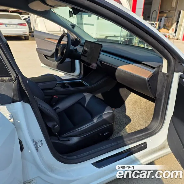 Tesla Model 3 — Фото автомобиля 11