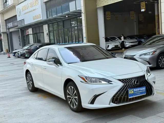 Lexus ES — Фото автомобиля 3