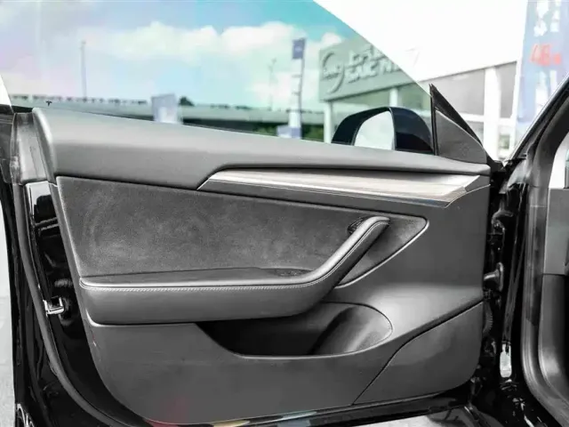 Tesla Model 3 — Фото автомобиля 13