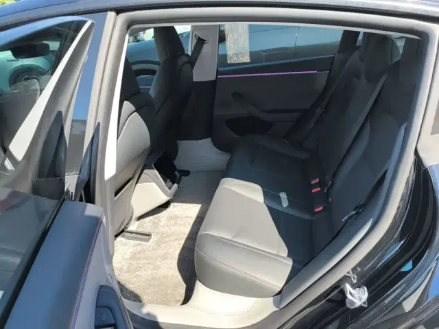 Tesla Model 3 — Фото автомобиля 16