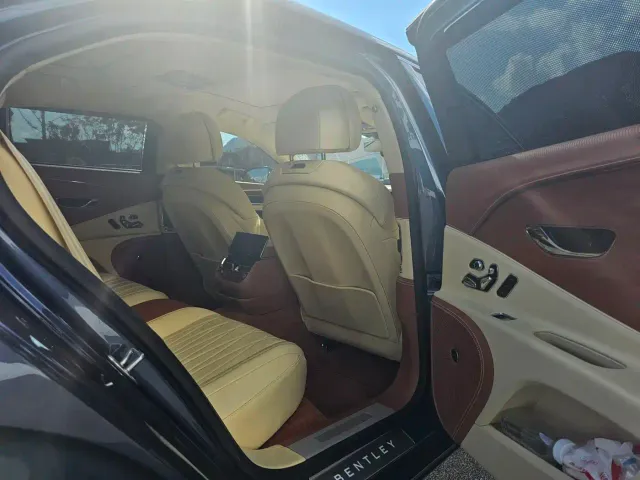 Bentley Flying Spur — Фото автомобиля 11