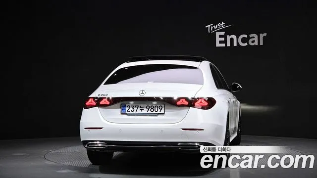 Mercedes-Benz E-Class — Фото автомобиля 4