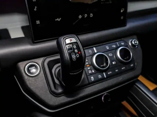Land Rover Defender — Фото автомобиля 15