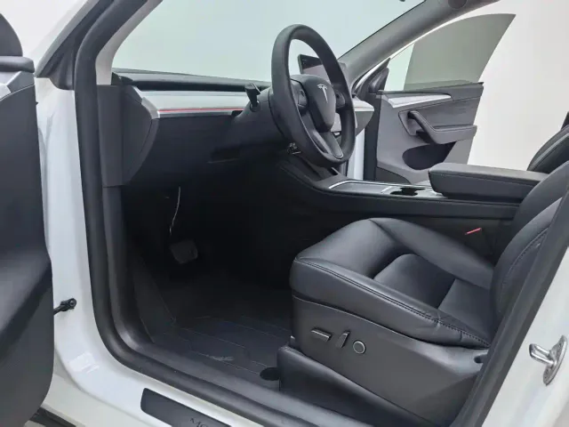 Tesla Model Y — Фото автомобиля 14