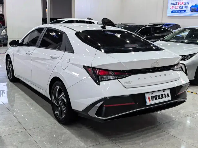 Hyundai Elantra — Фото автомобиля 14