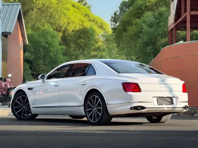 Bentley Flying Spur — Фото автомобиля 16