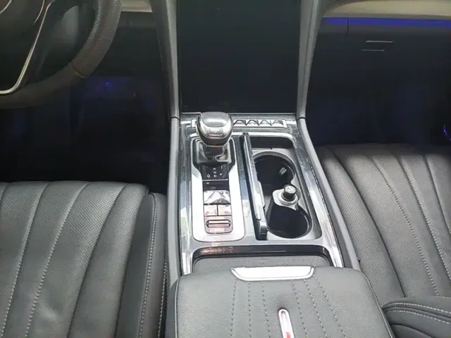 Hongqi Hongqi H5 2024 2.0T Automatic Smart Connect Flag Smooth Edition — Фото автомобиля 13