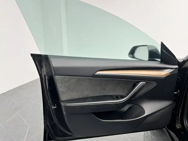 Tesla Model 3 — Фото автомобиля 14