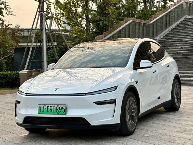 Фотография автомобиля — Tesla Model Y L