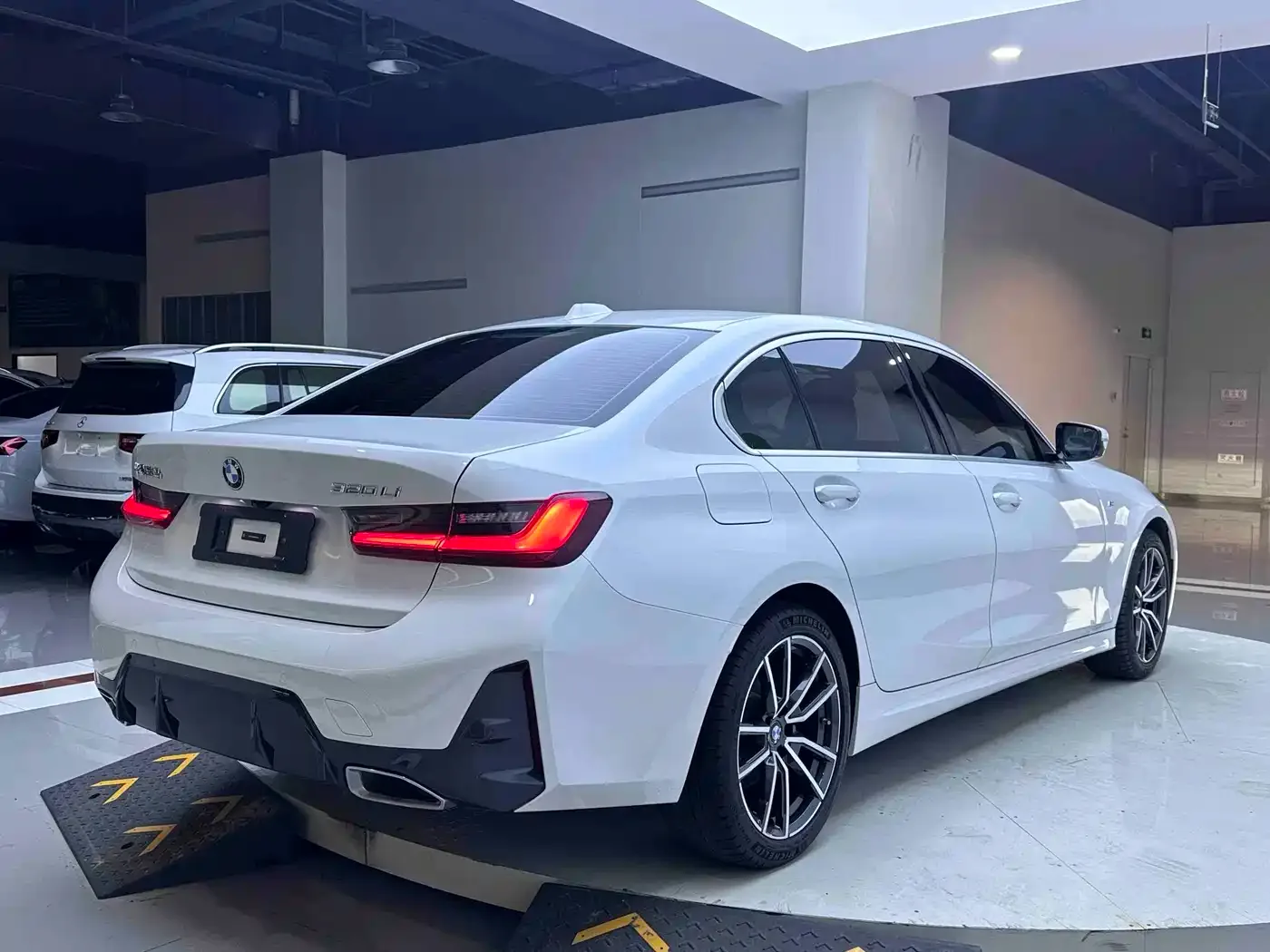 BMW BMW 3 Series 2023 320Li M Sport Package — Фото автомобиля 6