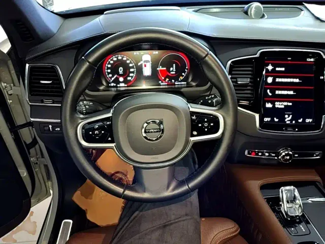 Volvo XC90 — Фото автомобиля 10