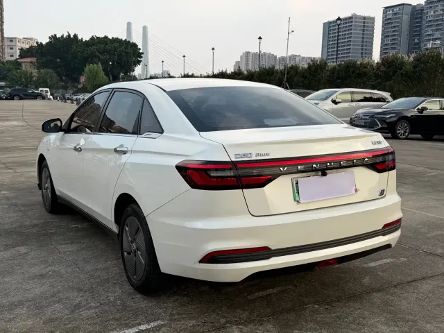 Venucia D60 EV — Фото автомобиля 13