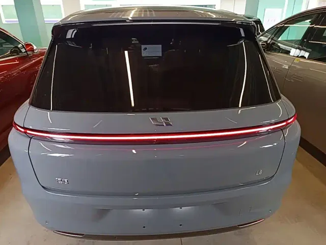 Li Auto L8 — Фото автомобиля 5