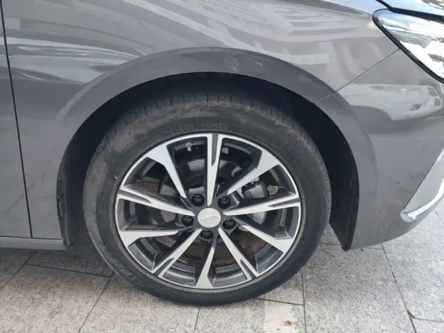 Geely Emgrand — Фото автомобиля 24