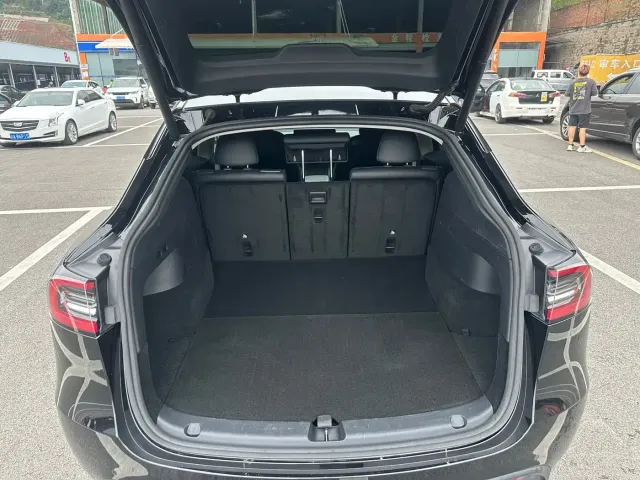 Tesla Model Y — Фото автомобиля 9
