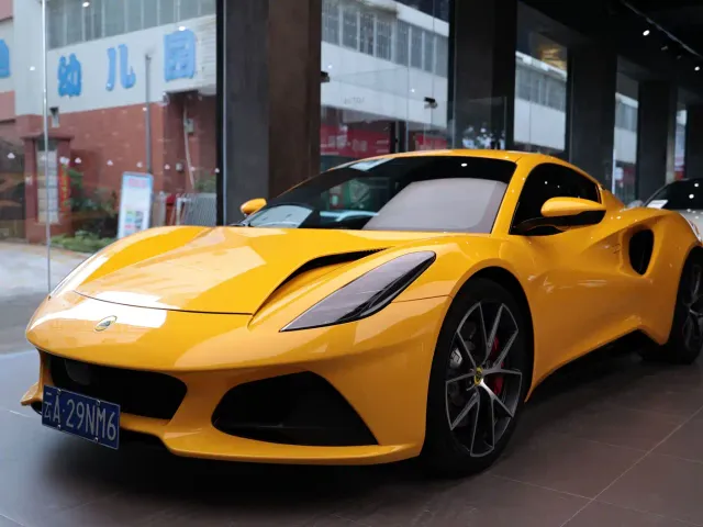 Lotus Emira — Фото автомобиля 13