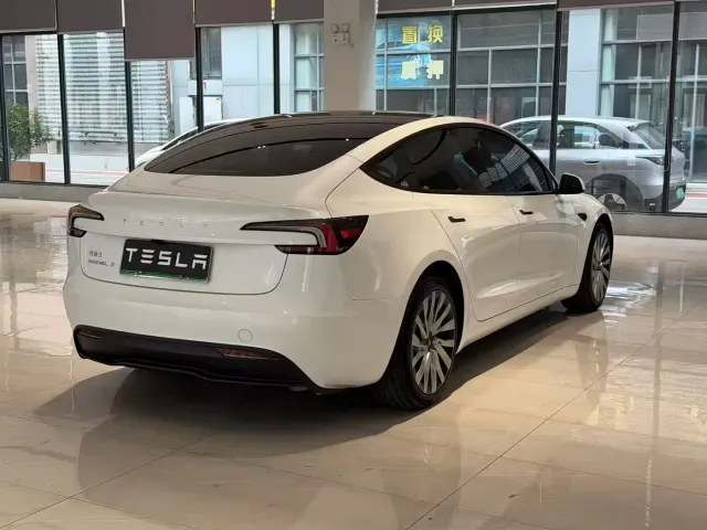 Tesla Model 3 — Фото автомобиля 9