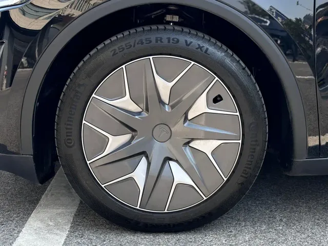 Tesla Model Y L — Фото автомобиля 7