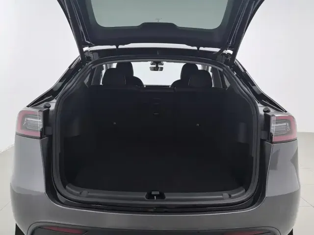 Tesla Model Y — Фото автомобиля 16