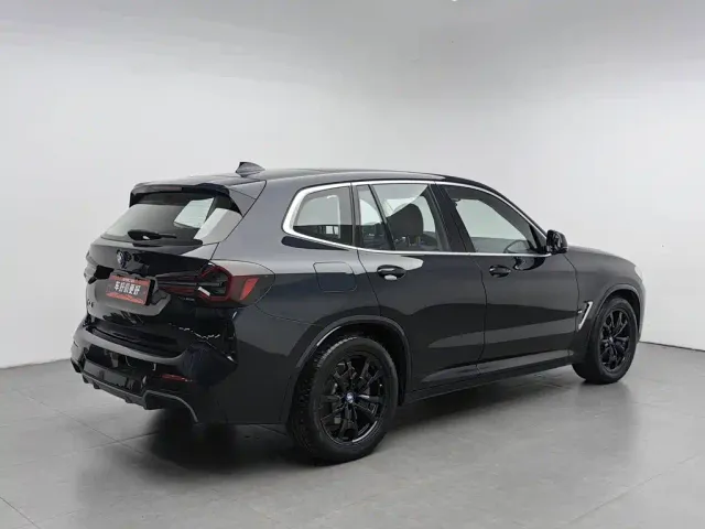BMW iX3 — Фото автомобиля 2