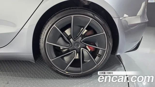 Tesla Model 3 — Фото автомобиля 5