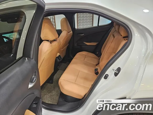 Lexus UX — Фото автомобиля 11