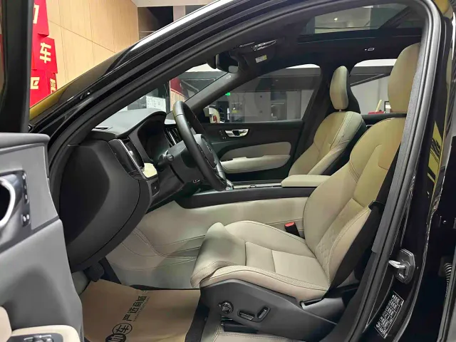 Volvo XC60 — Фото автомобиля 9