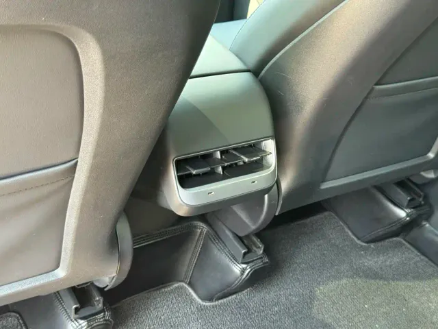 Tesla Model Y — Фото автомобиля 12