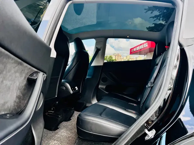 Tesla Model Y — Фото автомобиля 9