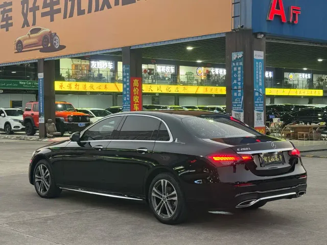Mercedes-Benz E-Class — Фото автомобиля 17