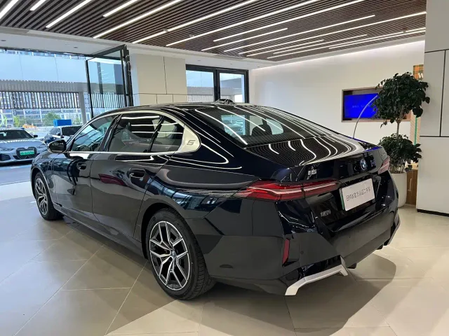 BMW i5 — Фото автомобиля 7