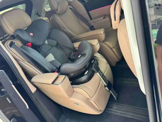 Xpeng X9 — Фото автомобиля 10